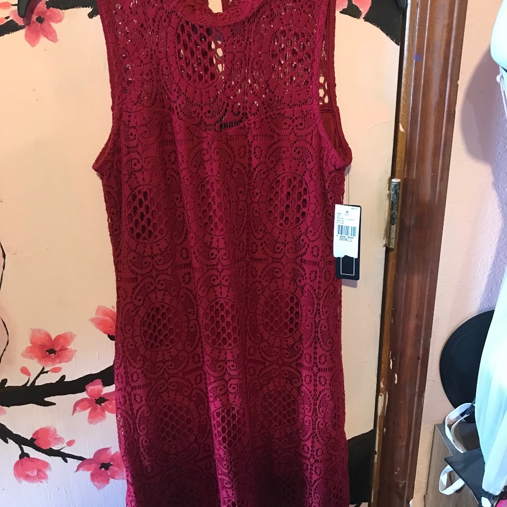 Red sleeveless lace dress